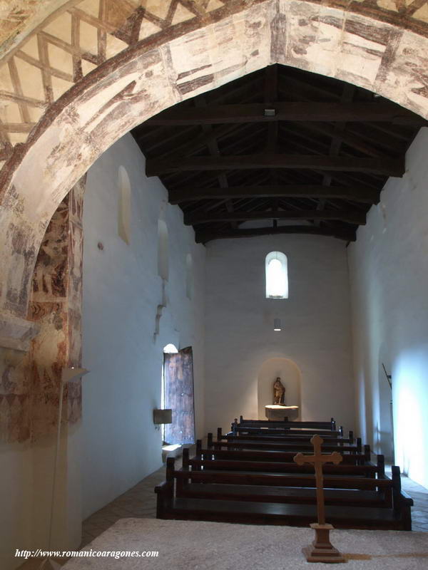 INTERIOR DEL TEMPLO HACIA LOS PIES